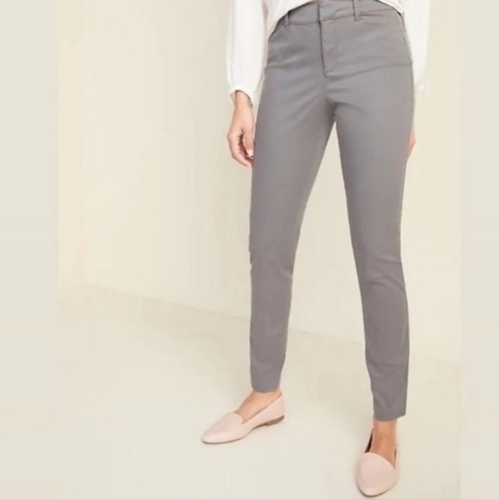 Old Navy Pixie Chino Ankle Pants in Graystone Women's Size 2 Neutral Cropped EUC